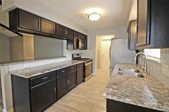 13111 Sherwood Oaks Dr in Houston, TX - Building Photo - Building Photo