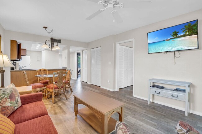 600 Neapolitan Way in Naples, FL - Building Photo - Building Photo