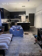 909 W Montana St-Unit -304 in Chicago, IL - Building Photo - Building Photo