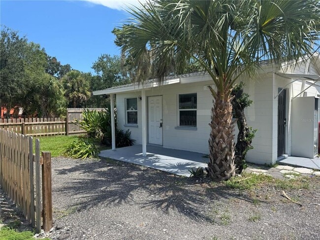 property at 809 W Warren St