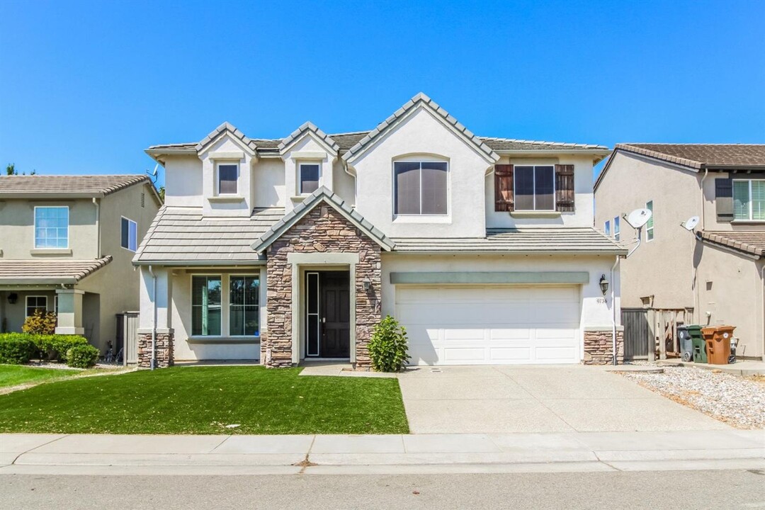 9736 Sand Hollow Way in Elk Grove, CA - Building Photo