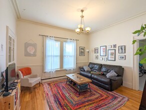 17 Howe St, Unit 1 in Somerville, MA - Foto de edificio - Building Photo