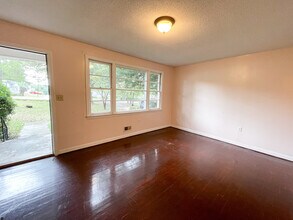 331 Woodberry Rd in West Columbia, SC - Foto de edificio - Building Photo
