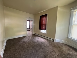 124 Spruce St, Unit B in Cadillac, MI - Building Photo - Building Photo