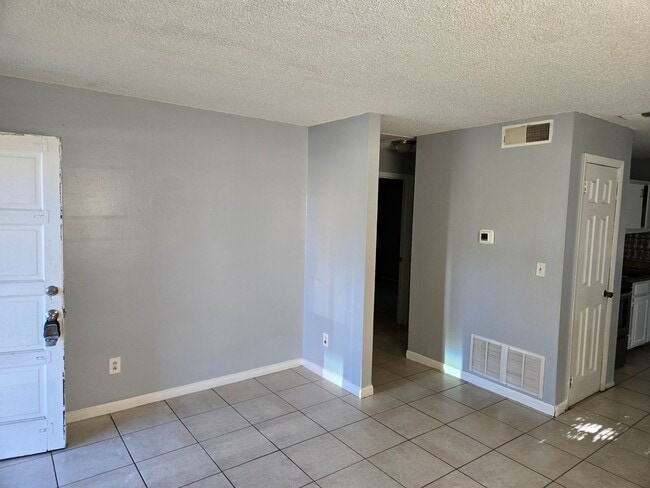 641 Belltower Ave in Deltona, FL - Foto de edificio - Building Photo