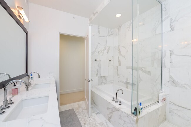 1414 S Penn Sq, Unit 8C in Philadelphia, PA - Building Photo - Building Photo