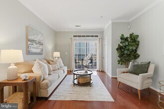 2465 Army Navy Dr in Arlington, VA - Foto de edificio - Building Photo