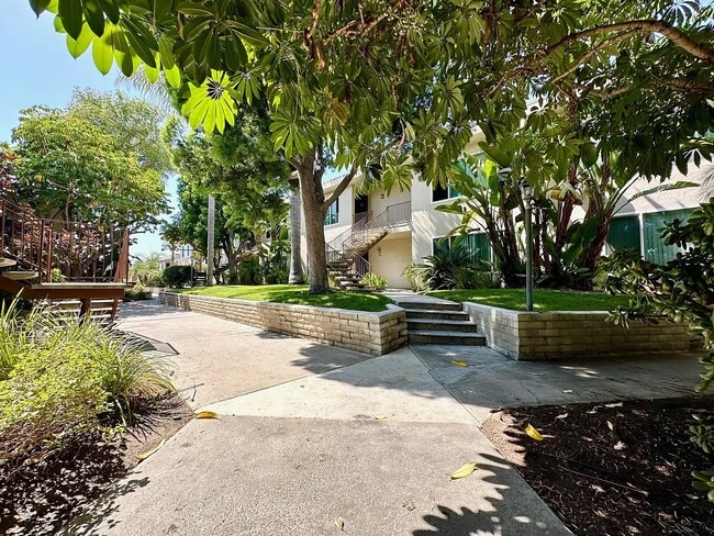 Village Terrace in San Diego, CA - Building Photo - Building Photo