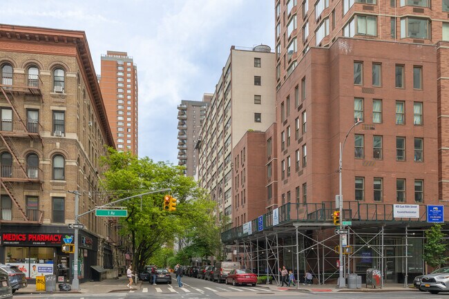 River East Plaza in New York, NY - Building Photo - Building Photo