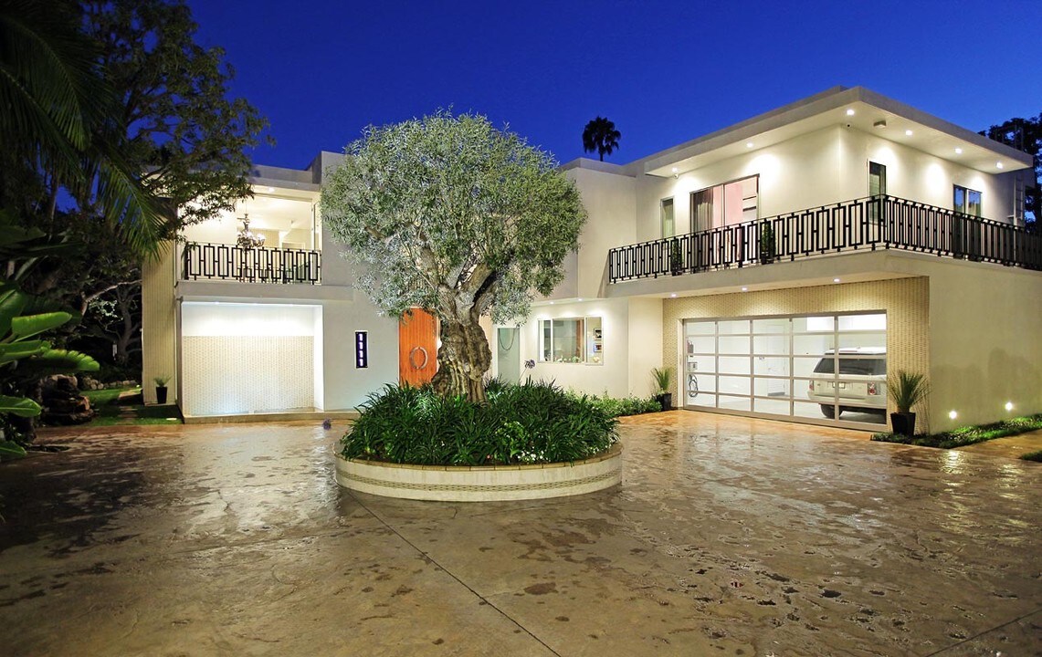 1111 Sierra Alta Way in West Hollywood, CA - Building Photo