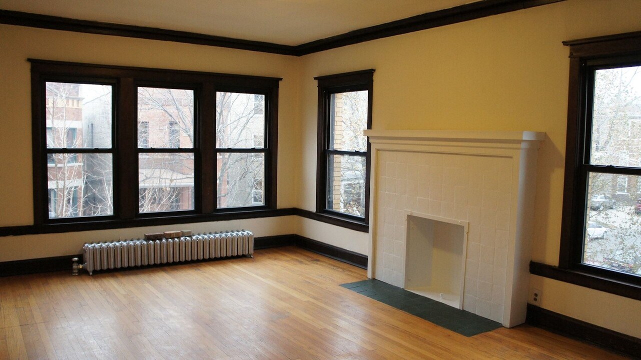 2516 N Sawyer Ave in Chicago, IL - Building Photo