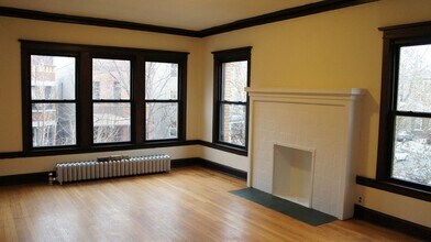 2516 N Sawyer Ave in Chicago, IL - Building Photo - Building Photo