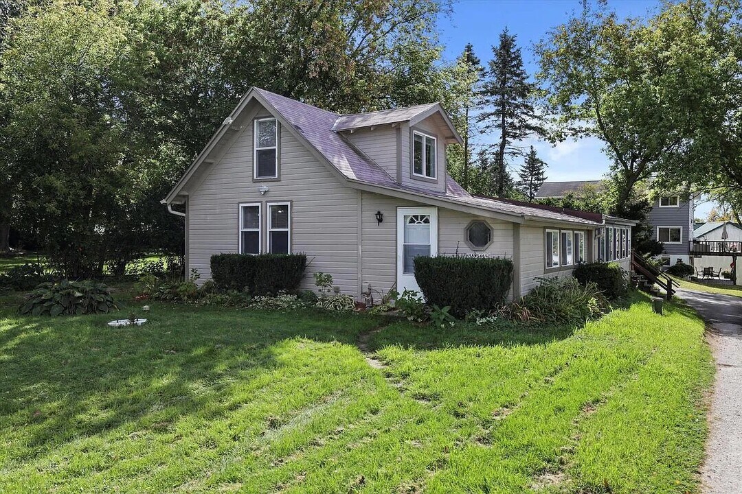 N55W34691 Lake Dr in Oconomowoc, WI - Building Photo