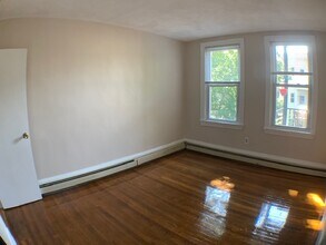 11 Chilcott Pl, Unit 2 in Boston, MA - Foto de edificio - Building Photo