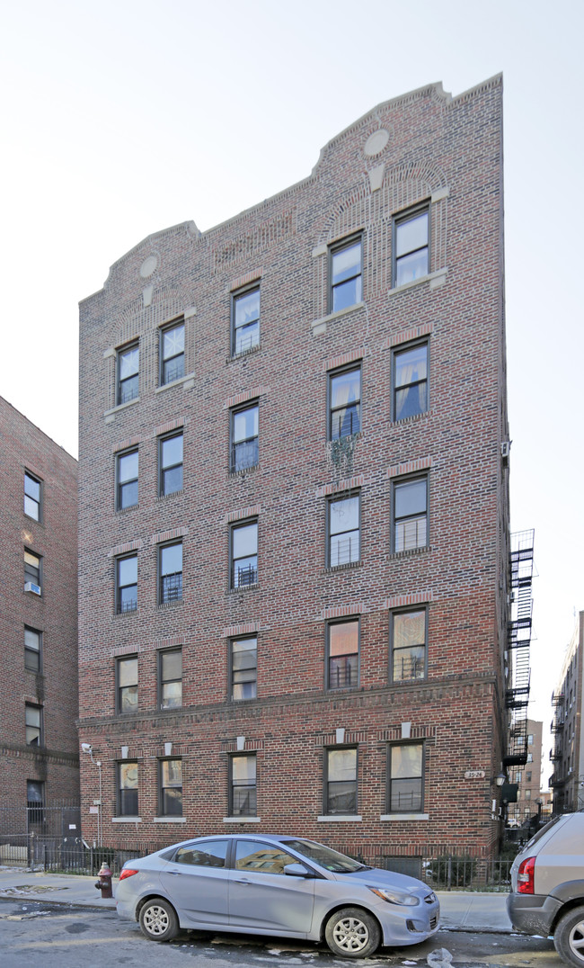 35-24 95th St in Flushing, NY - Foto de edificio - Building Photo