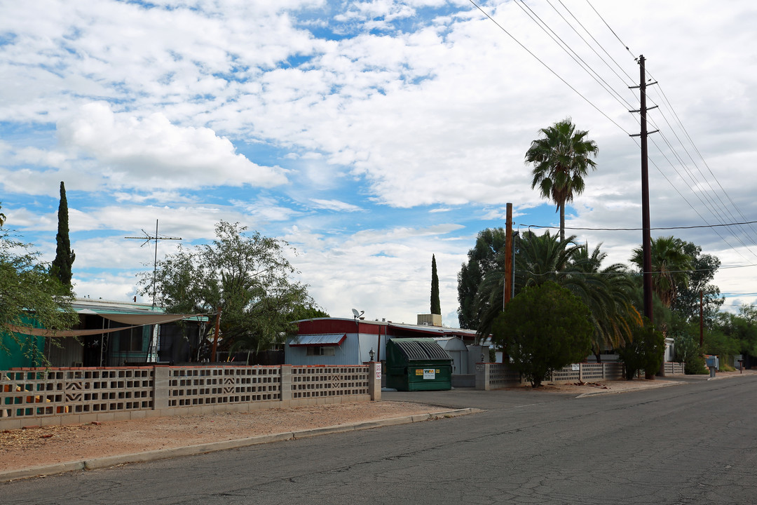 Hacienda in Tucson, AZ - Building Photo