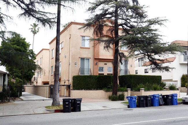 16743 Sherman Way in Van Nuys, CA - Foto de edificio - Building Photo