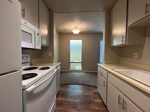 Camellia Court Apartments in Sacramento, CA - Building Photo - Interior Photo