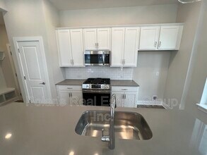 561 Steinbeck Pl in Carmel, IN - Foto de edificio - Building Photo