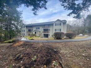 24 Parkwood Dr, Unit 203 in Augusta, ME - Foto de edificio - Building Photo