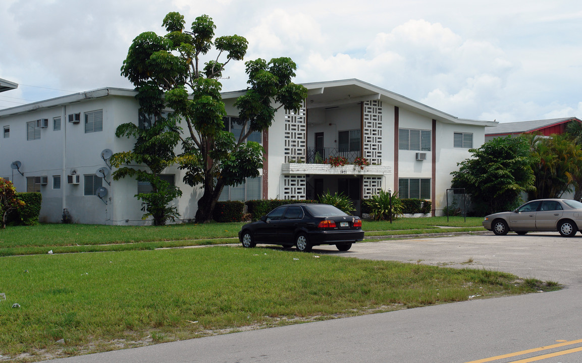 1421 NE 171st St in Miami, FL - Foto de edificio