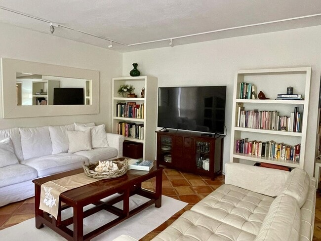 161 Crandon Blvd, Unit Key Colony 313 in Key Biscayne, FL - Foto de edificio - Building Photo