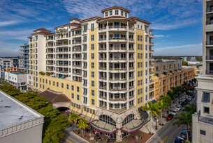 One Hundred Central in Sarasota, FL - Foto de edificio - Primary Photo