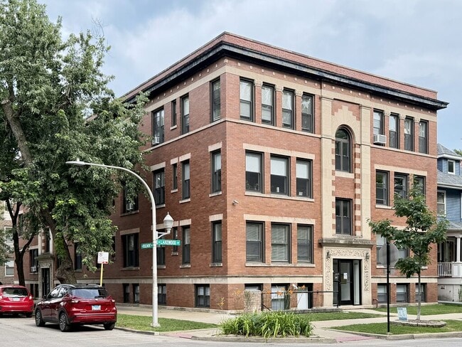 property at 6259 N Lakewood Ave