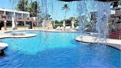 5225 Collins Ave in Miami, FL - Building Photo - Building Photo