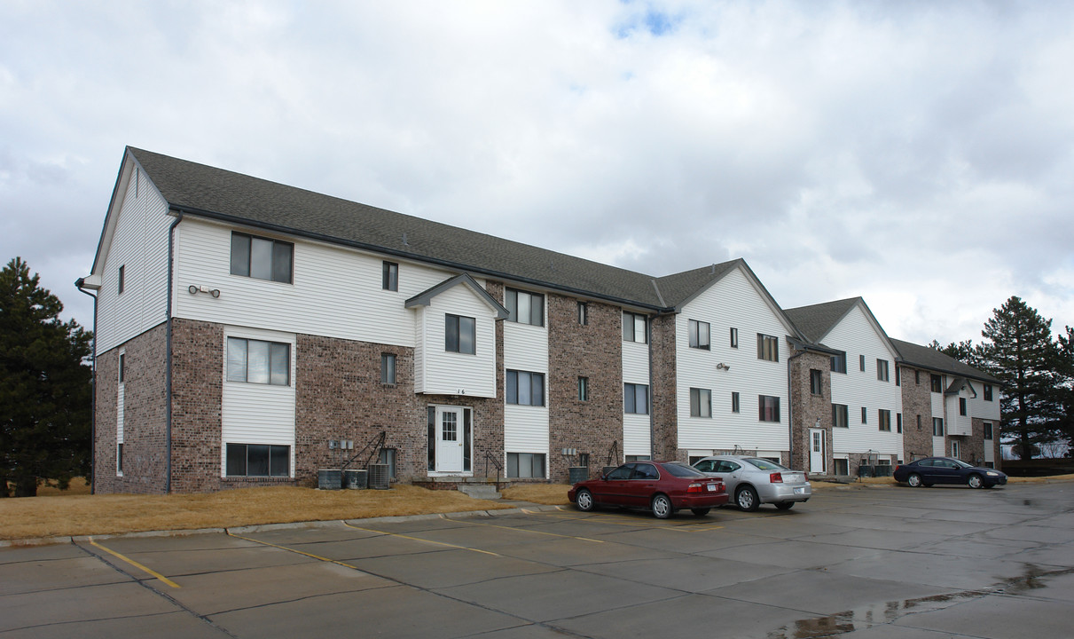 707-709 Golden Gate Cir in Papillion, NE - Foto de edificio