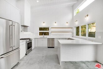 2723 Burkshire Ave in Los Angeles, CA - Building Photo - Building Photo