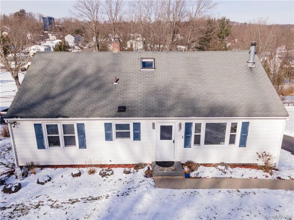 48 Quaker Hill Rd in Monroe, NY - Building Photo