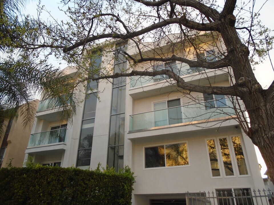 Manhattan Place Apartments in Los Angeles, CA - Building Photo