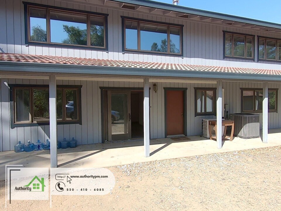 10560 Old Oregon Trail in Redding, CA - Building Photo