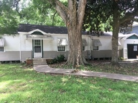 729 N State St in Abbeville, LA - Building Photo