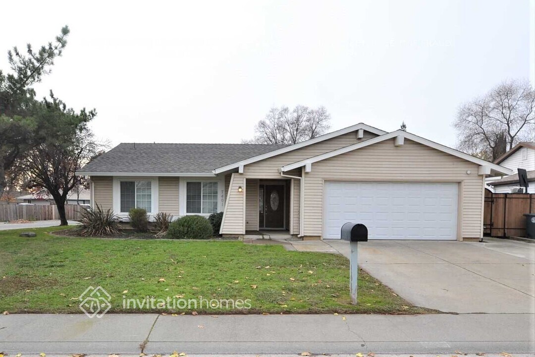 7401 Blackthorne Way in Citrus Heights, CA - Foto de edificio