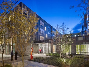 Paseo Verde South in Philadelphia, PA - Foto de edificio - Building Photo