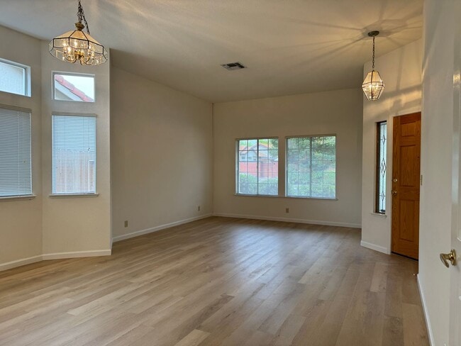 1422 Lorimer Way in Roseville, CA - Building Photo - Building Photo