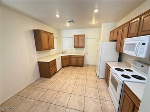 2427 Andromeda Ave in Henderson, NV - Building Photo - Building Photo
