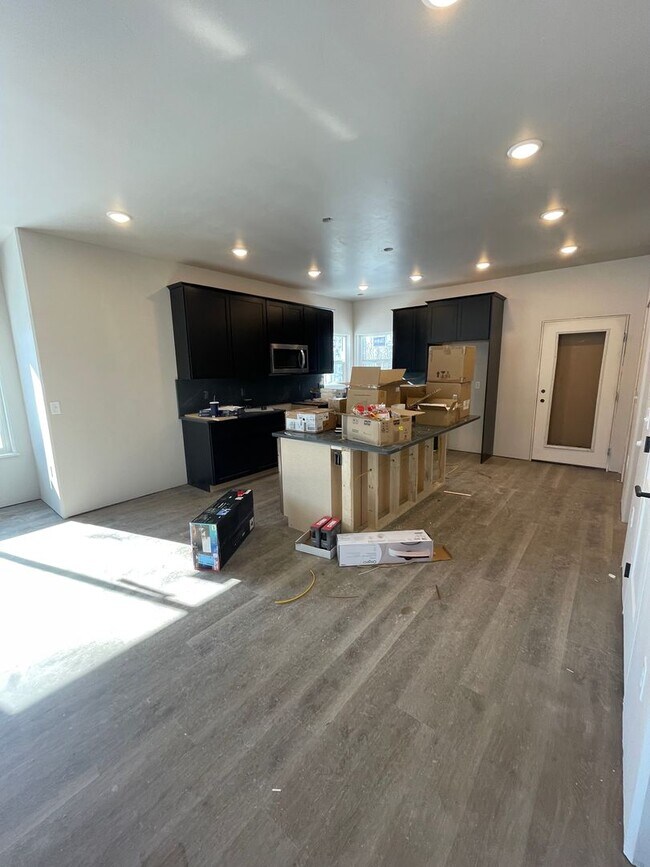 7404 N Paw St in Wasilla, AK - Building Photo - Building Photo