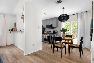 2500 Berkett Dr in Austin, TX - Building Photo - Building Photo