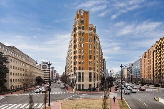 400 Massachusetts Ave NW in Washington, DC - Foto de edificio - Building Photo