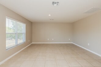 548 Woodview Dr in Lehigh Acres, FL - Building Photo - Building Photo