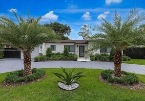 5641 SW 67th Ave in South Miami, FL - Building Photo
