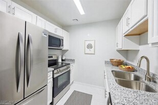 3225 E Riverside Dr in Ft. Myers, FL - Building Photo