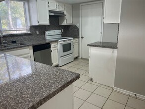 65 Yewleaf Rd in The Woodlands, TX - Building Photo - Building Photo