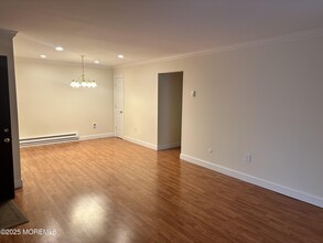 153 Cross Slope Ct in Englishtown, NJ - Foto de edificio - Building Photo