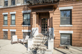 102 Ogden Ave in Jersey City, NJ - Foto de edificio - Building Photo