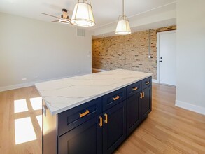 2020 W Montrose Ave, Unit 2C in Chicago, IL - Building Photo - Building Photo