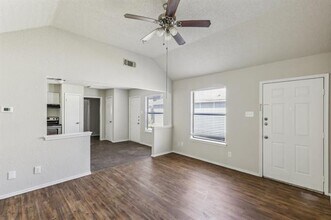 11221 Golden Triangle Cir in Fort Worth, TX - Foto de edificio - Building Photo